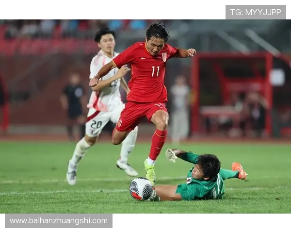 中国足球队迎战日本队备战亚洲杯，主帅强调团队协作与战术调整